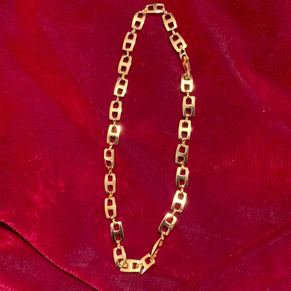 Jewelry - Beautiful classic gold toned Gucci like link 16” necklace.
